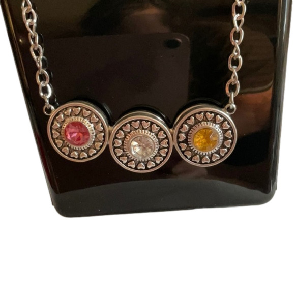 GINGERSNAP THREE STONE NECKLACE WITH DECORATIVE HEARTS - Picture 1 of 2